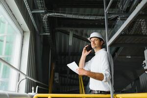 Porträt von ein Ingenieur reden auf das Telefon foto