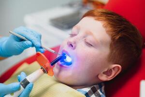 Junge zufrieden mit das Bedienung im das Dental Büro. Konzept von pädiatrisch Dental Behandlung foto