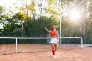 Mädchen Tennis Spieler ist Ausbildung auf das Gericht foto