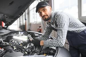 Erwachsene Mann im Blau farbig Uniform funktioniert im das Automobil Salon. foto