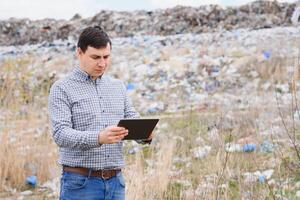 Natur Erhaltung Konzept. ein Mann Studien das Verschmutzung von Natur. behalten das Umgebung sauber. ökologisch Probleme. Recycling foto