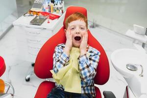 Junge zufrieden mit das Bedienung im das Dental Büro. Konzept von pädiatrisch Dental Behandlung foto