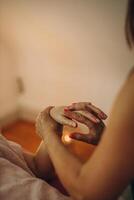 Hand Massage im ein Schönheit Salon foto