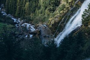 Wasserfall im das österreichisch Alpen foto