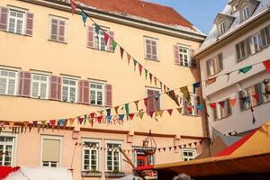 ein dekoriert Stadt, Dorf im Ehre von ein Deutsche Urlaub. foto