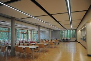 Deutsche Schule modern Schule Kantine mit Stühle und Tabellen foto