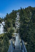 Wandern im das österreichisch Alpen. Wandern im das Berge. Serpentin Straße im das Berge foto