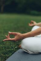 Mädchen Verlegung aus ein Yoga Matte im das Park foto