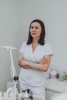 ein Frau Arzt ist ein Kosmetikerin im ihr Schönheit Salon foto