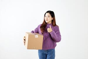 asiatisch jung weiblich halten Paket Box mit Daumen oben Geste foto