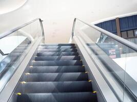 Rolltreppe Treppe Geschäft Einkaufen Geschäft U-Bahn Stadt Innen- Transport die Architektur Bahnhof Schritt städtisch Reise Bewegung Gebäude Hintergrund Innere Design Flughafen unter Tage Büro Stahl Bewegung foto