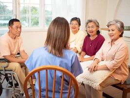 Rückseite Krankenschwester Arzt weiblich Frau Dame sprechen Diskussion Gesundheitswesen Besuch geduldig Gruppe Mannschaft Alten Senior Frau Mann männlich weiblich Person Menschen Unterstützung Lebensstil Rat gemischtrassig Kollege Behandlung foto