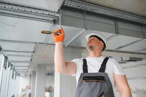 hvac Dienstleistungen - - Arbeiter Installieren geleitet Rohr System zum Belüftung und Luft Konditionierung im Büro. foto