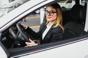 jung Geschäft Frau Fahren im ihr Auto zu arbeiten. erfolgreich Geschäft Konzept. Geschäft Frau Fahren foto