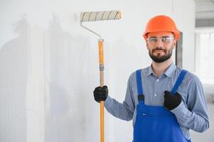 Maler Mann Gemälde das Wand, mit Farbe Walze foto