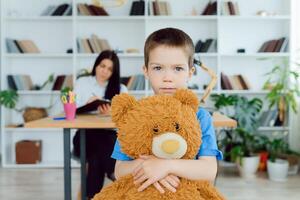 jung weiblich Psychologe Arbeiten mit wenig Junge im Büro foto