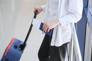 glücklich Frau Reisen und Gehen im Flughafen foto