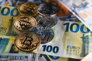 Geld Hintergrund. USA Dollar mit Euro Banknoten und Bitcoin Kryptowährung investieren Konzept. foto