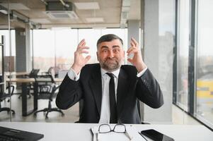 wütend Boss hinter von Büro Tabelle foto