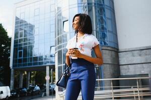 Afro Frau mit Kaffee zu gehen foto