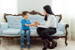 Kind Psychologe Teilnahme klein Junge. das Konzept von psychologisch Hilfe zu Kinder. foto