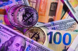 schließen oben Haufen von golden Bitcoin physisch Münzen auf oben von Euro, Dollar Banknoten Hintergrund, hoch Winkel Sicht, selektiv Fokus foto