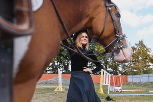 schön Glanz Frau mit ein Pferd foto