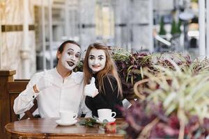 Pantomimen im Vorderseite von Paris Cafe Schauspielkunst mögen Trinken Tee oder Kaffee. foto