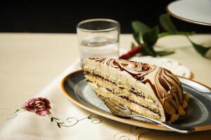 Marmor Kuchen Scheibe umfassen Schokolade, Creme, Zucker mit Messer serviert im Gericht Seite Aussicht von Cafe Essen foto