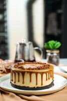 gesalzen Karamell Blondie Kuchen umfassen Schokolade Creme, Zucker mit Gabel, Tasse von Kaffee und Topf serviert auf Tafel isoliert auf Serviette Seite Aussicht von Cafe Essen foto