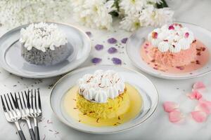 sortiert Milch Kuchen serviert im ein Gericht isoliert auf Tabelle Seite Aussicht von arabisch Dessert foto