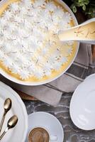 Safran Milch Kuchen serviert im ein Gericht isoliert n hölzern Tabelle oben Aussicht foto