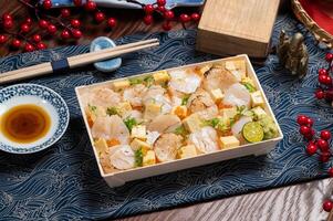 gegrillt Hokkaido Jakobsmuschel Don im ein Gericht mit Essstäbchen isoliert auf Matte Seite Aussicht auf hölzern Tabelle Taiwan Essen foto