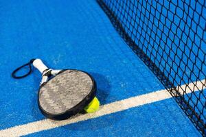 Paddel Tennis Schläger, Ball und Netz auf das Gericht foto