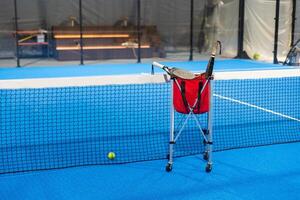 Paddel Tennis. Paddel Schläger und Ball im Vorderseite von ein draussen Gericht foto