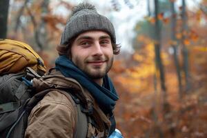 ai generiert jung kaukasisch Mann Reisender mit groß Rucksack Wandern im das Berge foto