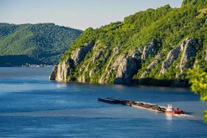 Frachtschiff in der Donauschlucht in Djerdap an der serbisch-rumänischen Grenze foto