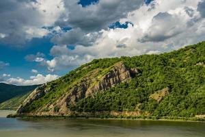 Donauschlucht in Djerdap an der serbisch-rumänischen Grenze foto