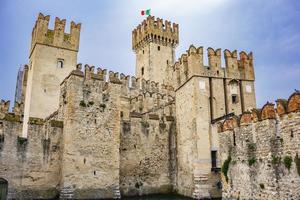 castello scaligero di sirmione sirmione schloss, aus dem 14. jahrhundert am gardasee, sirmione, italien foto