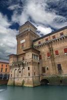 castello estense in ferrara, italien foto