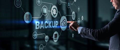 Konzept der Backup-Speicherdatentechnologie. Geschäftsmann, der Backup berührt foto