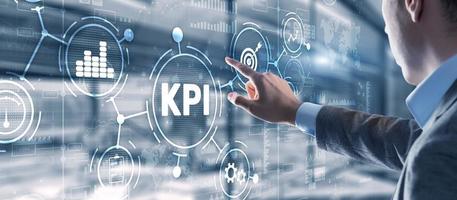 KPI Key Performance Indicator Business Internet Technology Konzept auf virtuellem Bildschirm foto