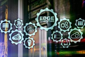 Edge-Computing auf modernem Serverraumhintergrund. Informationstechnologie und Geschäftskonzept für ressourcenintensive verteilte Computerdienste foto