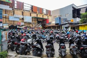 Motorrad Parkplatz Bereich Sicht. Surabaya, Indonesien - - 21 Februar 2024 foto