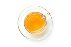 Flache Glastasse heißen Tee mit Untertasse isoliert auf weißem Hintergrund foto