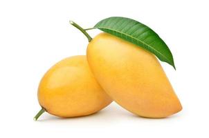 reife Mango mit grünem Blatt isoliert auf weiß foto