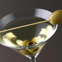 ai generiert Alkohol, Martini mit Olive und Wodka, traditionell Cocktail trinken. Abend klassisch trinken. ai generiert. foto
