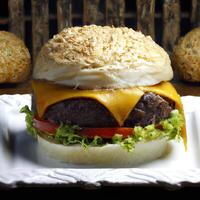 ai generiert frisch lecker Burger mit gebraten Fleisch, Käse, Grüner Salat und Tomaten. ai generiert. foto