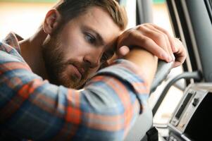 jung LKW Taucher Gefühl müde und Gähnen während das Fahrt. foto