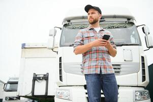 Porträt von zuversichtlich LKW Treiber auf Parkplatz Menge suchen beim Kamera. Kopieren Raum. foto